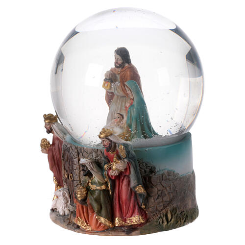 Esfera de vidrio natividad con nieve y Reyes Magos 15 cm 4