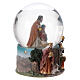 Esfera de vidrio natividad con nieve y Reyes Magos 15 cm s3