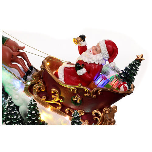 Weihnachtslandschaft mit fliegendem Weihnachtsmann, Schlitten, Rentieren, LED-Beleuchtung und Musik – 47×97,5×25,5 cm 3