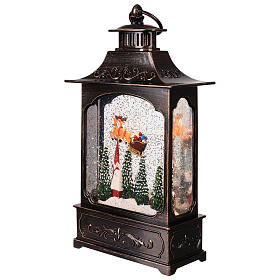 Glitter-Laterne, Weihnachtsmann im Schlitten über der Stadt – Musik, Beleuchtung, 32 × 18 × 9 cm