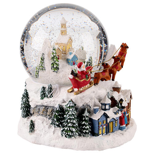 Schneekugel mit Spieluhr, Weihnachtsmann im Schlitten über Winterdorf – H 15 cm, 16 × 16 cm 3