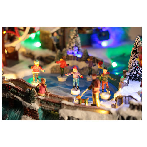 Pueblo navideño LED con teleférico, patinadores y noria 65x45x31 cm 4