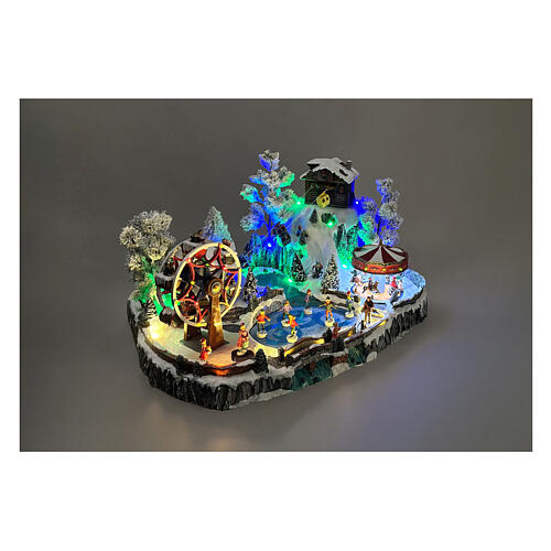 Pueblo navideño LED con teleférico, patinadores y noria 65x45x31 cm 5