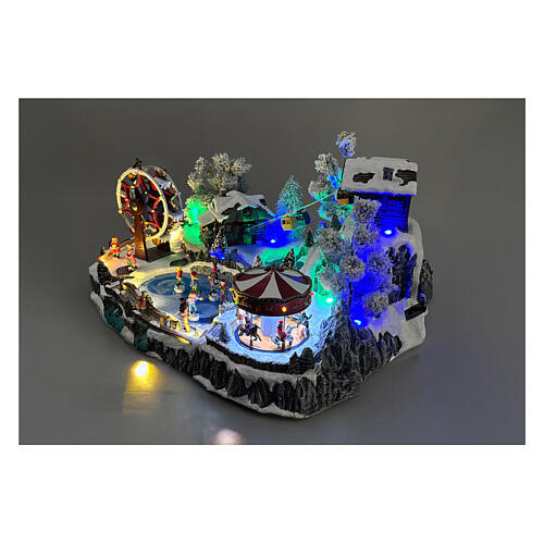 Pueblo navideño LED con teleférico, patinadores y noria 65x45x31 cm 8