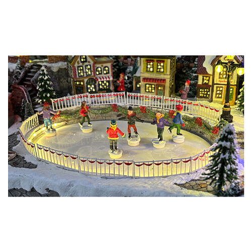 Villaggio Natalizio deluxe pattinatori giostre movimento LED musica 65x55x45 cm corrente 7