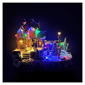 Casa di Natale con pattinatori sul ghiaccio animati 35x20x25 cm