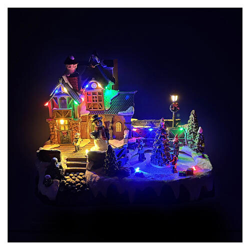 Casa di Natale con pattinatori sul ghiaccio animati 35x20x25 cm 2