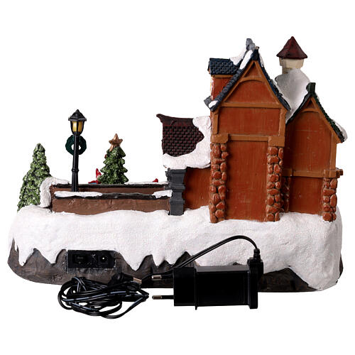 Casa di Natale con pattinatori sul ghiaccio animati 35x20x25 cm 5