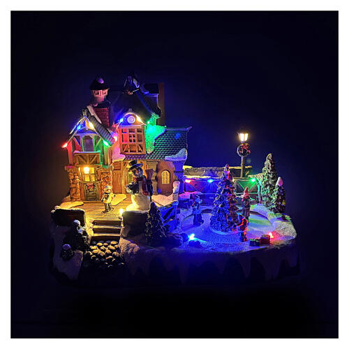 Casa di Natale con pattinatori sul ghiaccio animati 35x20x25 cm 3