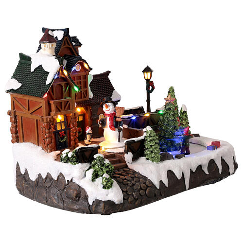 Casa di Natale con pattinatori sul ghiaccio animati 35x20x25 cm 5
