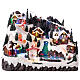 Scena di montagna con bambini che pattinano animati luci e musica 55x35x40 cm s1