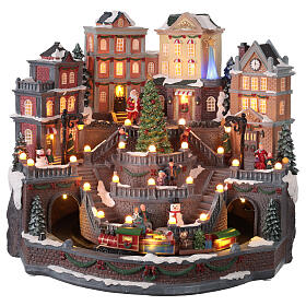 Rathaus-Szene mit Weihnachtsbaum und Zug, mit Licht- und Musikfunktion – 45 × 40 × 40 cm