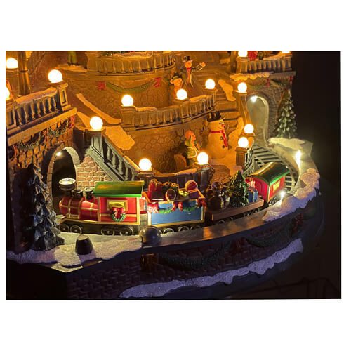 Municipio con albero di Natale e treno movimento con luci e musica 45x40x40 cm 4