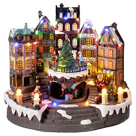 Rathaus-Szene mit zentralem Weihnachtsbaum, mit Licht- und Musikfunktion – 30 × 20 × 25 cm