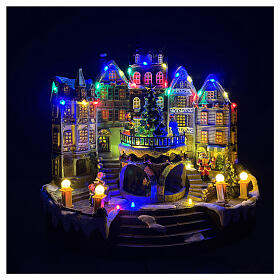 Rathaus-Szene mit zentralem Weihnachtsbaum, mit Licht- und Musikfunktion – 30 × 20 × 25 cm