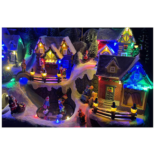 Villaggetto di montagna con ruscello e pattinatori animati luci e musica 60x35x40 cm 6