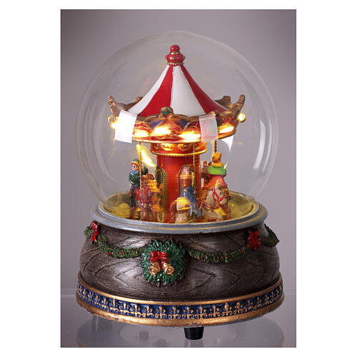 Schneekugel mit Pferdekarussell, weihnachtlich dekoriert – 15 × 10 × 10 cm 2