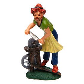 Homme qui aiguise un couteau pour crèche 10 cm crèche