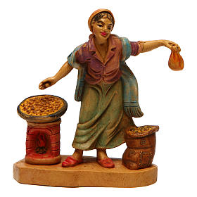Donna con castagne per presepe di 10 cm 
