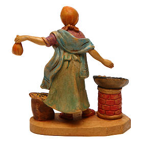 Donna con castagne per presepe di 10 cm 