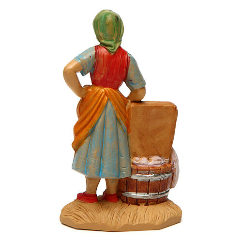 Kobieta przy praniu figurka do szopki 10 cm 2