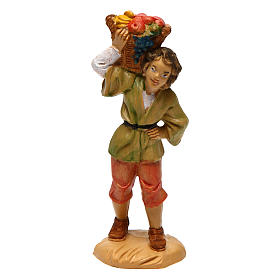 Ragazzo con cesto di fritta per presepe di 10 cm 