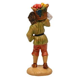 Ragazzo con cesto di fritta per presepe di 10 cm 