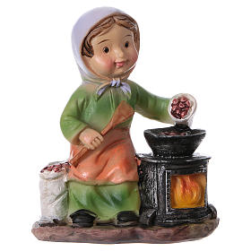 Statuina signora che cucina le castagne per presepi linea bambino 9 cm