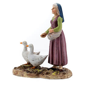 Pastorella con oche per presepe da 10 cm resina colorata