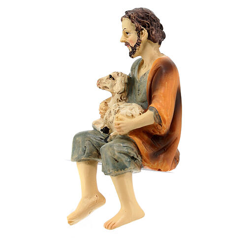 Pastor sentado com ovelha no joelho para presépio com figuras de resina de 12 cm de altura média 3