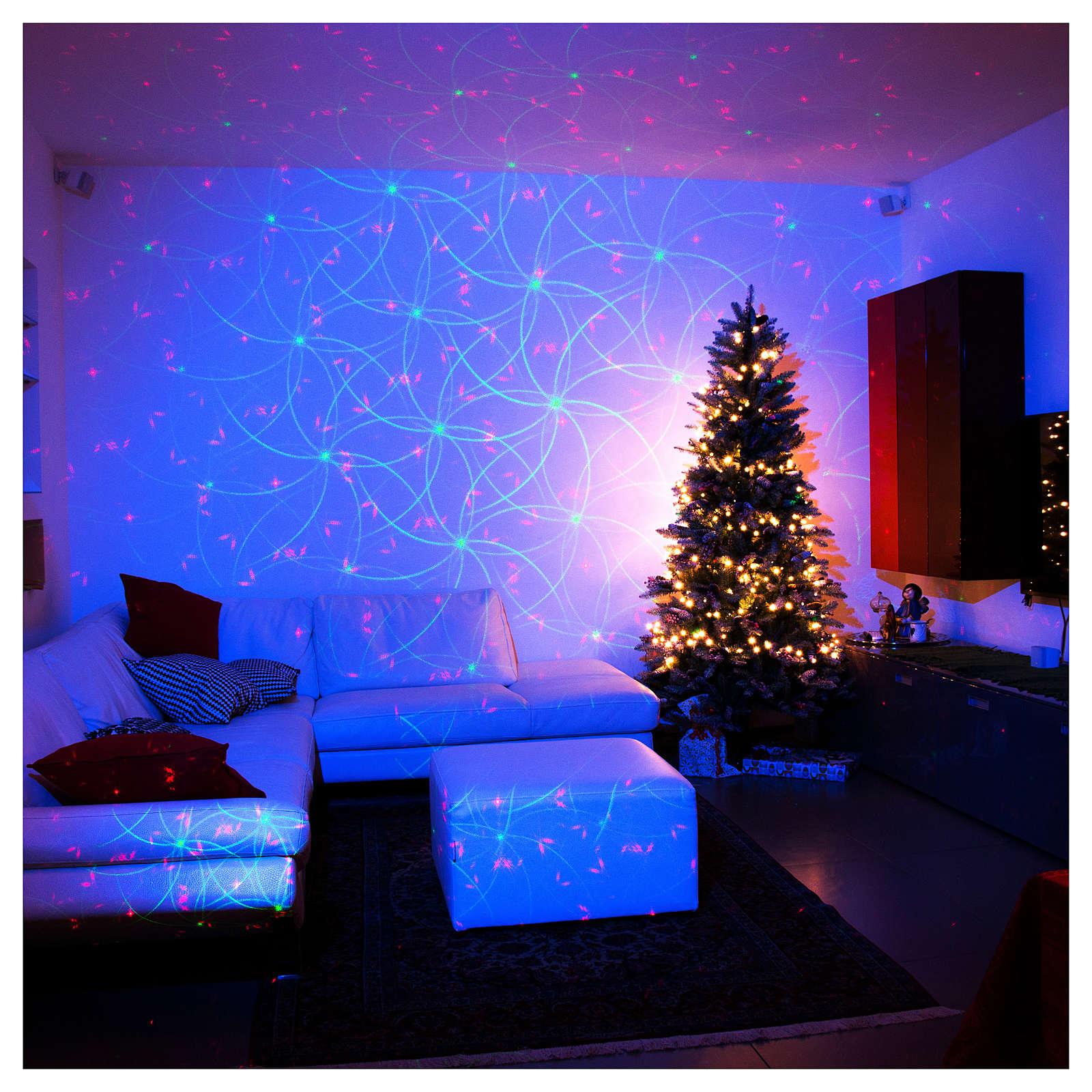 Laser projector with moving red and green dots for internal online