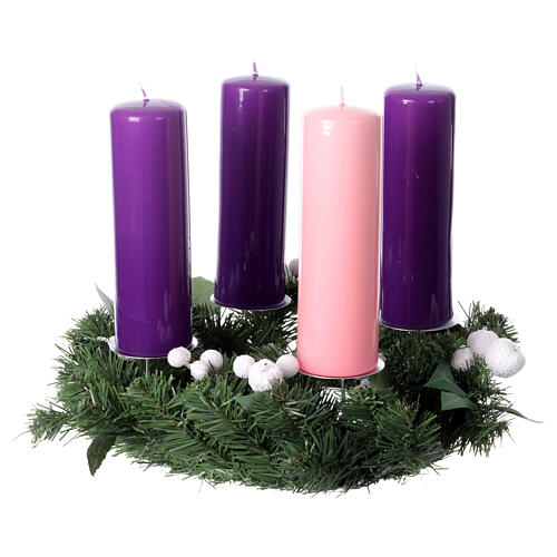 Set, Adventskranz mit Zapfen und weißen Beeren, Kerzenhalter und zylinderförmige glänzende Kerzen, 35 cm Durchmesser 4