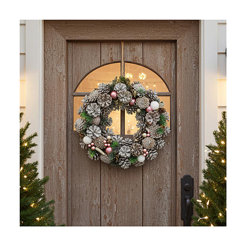 Corona Adviento 35 cm bolitas rosas detalles blancos piñas 2