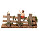 Cerca de madera con niño 10x20x5 cm para figuras belén 10 cm de altura media s4