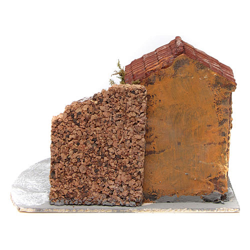 Casa de resina sobre base de madera con porche y portón abierto 15x20x20 cm belén napolitano 4