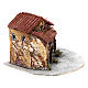 Casa em resina sobre base madeira com pórtico e porta aberta 15x20x20 cm presépio napolitano s3