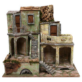 Grupo de casas em miniatura para presépio com figuras altura média 12 cm; medidas: 43,5x48x27 cm