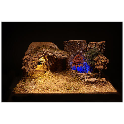 Stajenka z drzewami i nocnym oświetleniem, szopka 10 cm 2