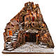 Miasteczko ze schodami bocznymi, centralną stajnią i fontanną, 40x45x50 cm, oświetlone, szopka 4-6-8 cm s1