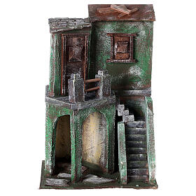 Casa com balcão escada e estábulo de pequenas dimensões 30x20x15 cm para presépio com figuras de 10 cm de altura média