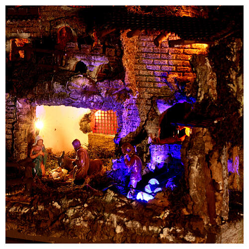 Osada z postaciami 6 cm, fontanną i światłami efekt nocny 4