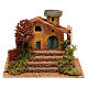 Casolare con albero e scalinata per presepe di 6 cm s1