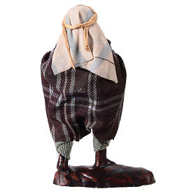 Uomo con ricotte in terracotta per presepe di 8 cm