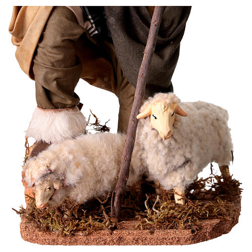 Berger avec deux moutons en pâture pour crèche Naples de 30 cm 4