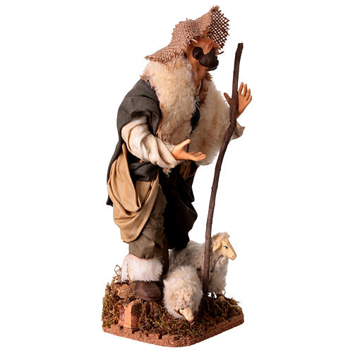 Berger avec deux moutons en pâture pour crèche Naples de 30 cm 5