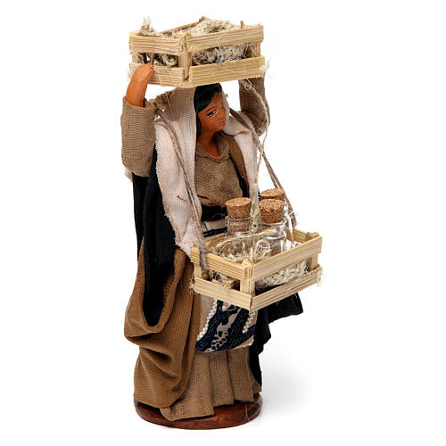 Mujer con cajas de madera y botellas de vidrio para belén Nápoles de 12 cm de altura media 3
