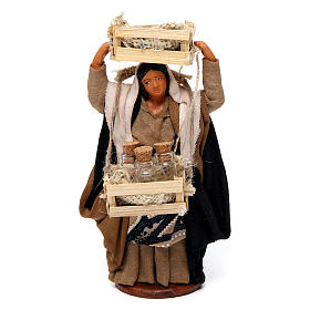 Donna con casse di legno e bottiglie di vetro per presepe Napoli di 12 cm