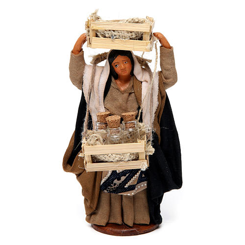 Donna con casse di legno e bottiglie di vetro per presepe Napoli di 12 cm 1