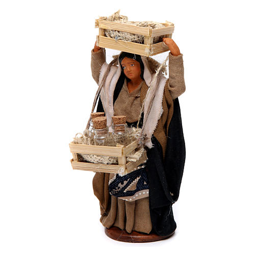 Donna con casse di legno e bottiglie di vetro per presepe Napoli di 12 cm 2