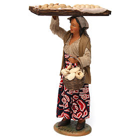 Mulher com cesta de pão para presépio napolitano com peças de 30 cm de altura média